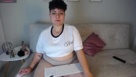 Snapshot of curly_cam_queen chatting on 09-27-25, 02:27 Bruna online show from 09-27-25, 02:27