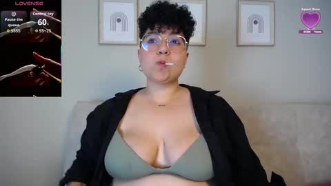 Snapshot of curly_cam_queen chatting on 10-01-25, 03:34 Bruna online show from 10-01-25, 03:34