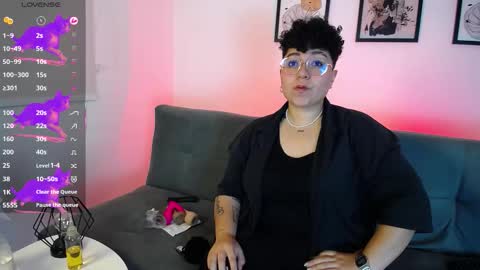 Snapshot of curly_cam_queen chatting on 10-12-25, 11:48 Bruna online show from 10-12-25, 11:48