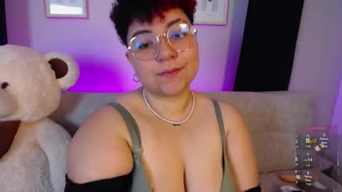 Snapshot of curly_cam_queen chatting on 02-10-26, 01:15 Bruna online show from 02-10-26, 01:15