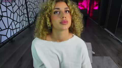 Snapshot of curlyanto chatting on 05-06-26, 09:03 Antonia online show from 05-06-26, 09:03