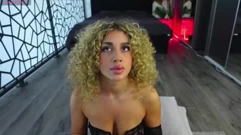 Snapshot of curlyanto chatting on 06-17-26, 10:39 Antonia online show from 06-17-26, 10:39