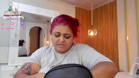 Snapshot of curvy_beauty_ chatting on 12-15-24, 11:23  Hanna  online show from 12-15-24, 11:23