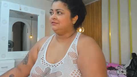 Snapshot of curvy_beauty_ chatting on 10-26-25, 10:43  Hanna  online show from 10-26-25, 10:43