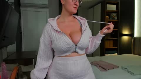 Snapshot of curvyjules69 chatting on 02-12-25, 04:33 CurvyJules online show from 02-12-25, 04:33