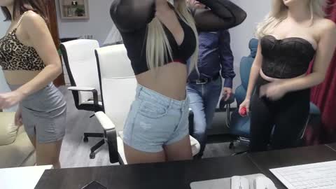 Snapshot of cute00kiara chatting on 11-11-25, 12:27 and follow twittercute00kiara2 online show from 11-11-25, 12:27