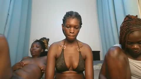 Snapshot of cute_angel11 chatting on 11-19-25, 09:59 angel online show from 11-19-25, 09:59