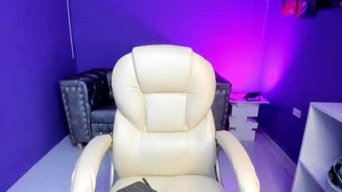 Snapshot of cute_cinnamon chatting on 12-04-25, 04:33 Abby online show from 12-04-25, 04:33