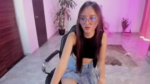 Snapshot of cute_fox_1 chatting on 12-17-25, 02:34 Bella Fox online show from 12-17-25, 02:34