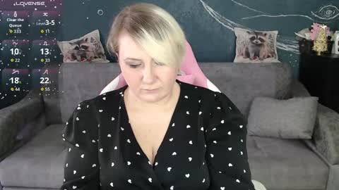 Snapshot of cute_hanna_bbw chatting on 12-23-25, 10:24 Hanna online show from 12-23-25, 10:24