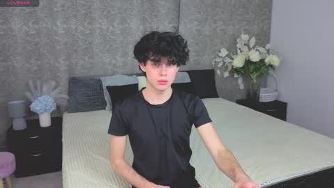 Snapshot of cute_mikex chatting on 12-04-25, 05:32 Mike online show from 12-04-25, 05:32