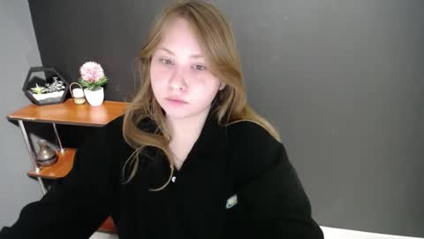 Veronica online show from 02-24-25, 10:26