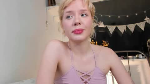 Snapshot of cuteasfuck_ chatting on 11-14-25, 01:54 Amy online show from 11-14-25, 01:54