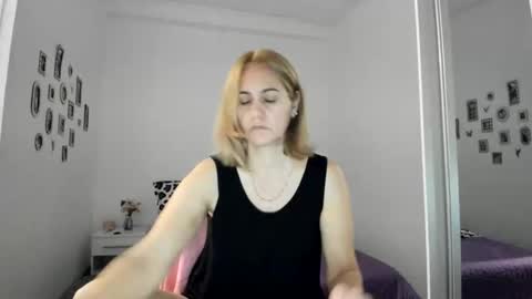 Snapshot of cutehana chatting on 11-01-25, 04:09 MADY online show from 11-01-25, 04:09