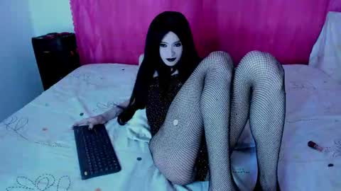 Snapshot of cutenaked_8 chatting on 09-10-25, 10:43 Natalie online show from 09-10-25, 10:43