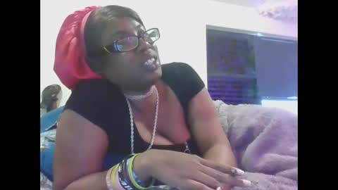 Snapshot of cuteshotkiki chatting on 11-24-25, 08:30 mary mack online show from 11-24-25, 08:30