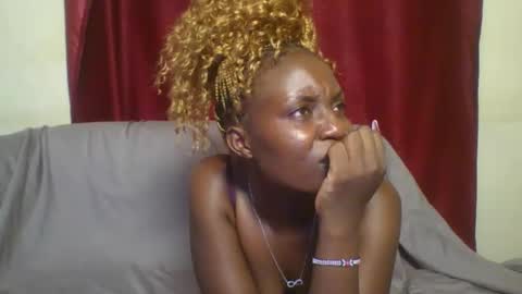 Snapshot of cutey_lunar chatting on 02-26-25, 10:09 cutey_lunar online show from 02-26-25, 10:09