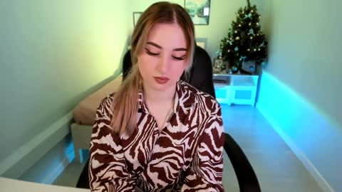  Your Louise  follow me  online show from 01-09-25, 09:05