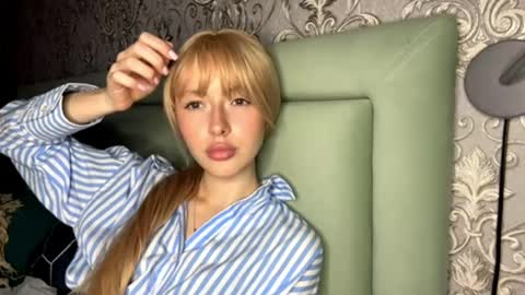 Snapshot of cutieblondyy chatting on 04-19-26, 06:10 Vanessa online show from 04-19-26, 06:10