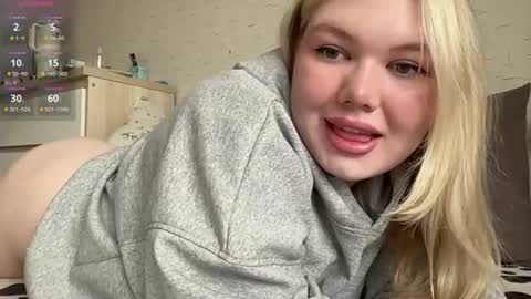 Snapshot of cutiejulie_ chatting on 07-06-26, 01:19 Julie online show from 07-06-26, 01:19