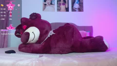 Snapshot of cuttebabe_ chatting on 11-08-25, 11:58 Sophia online show from 11-08-25, 11:58