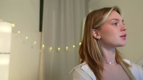 Snapshot of cyberheart_ chatting on 12-02-24, 06:32 EMILY online show from 12-02-24, 06:32