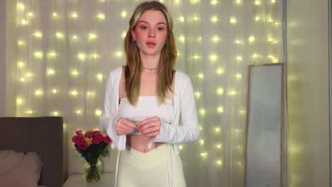 Snapshot of cyberheart_ chatting on 12-11-24, 02:00 EMILY online show from 12-11-24, 02:00