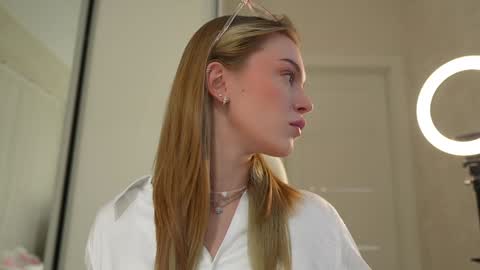 Snapshot of cyberheart_ chatting on 01-05-25, 02:41 EMILY online show from 01-05-25, 02:41