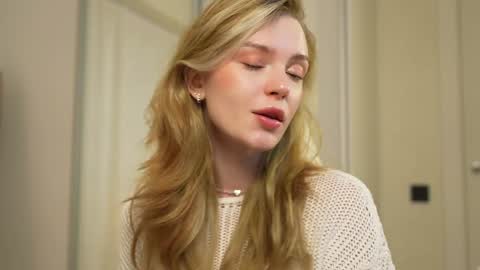 Snapshot of cyberheart_ chatting on 01-23-25, 03:43 EMILY online show from 01-23-25, 03:43