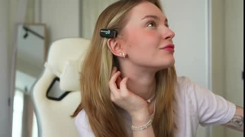 Snapshot of cyberheart_ chatting on 02-05-25, 11:23 EMILY online show from 02-05-25, 11:23