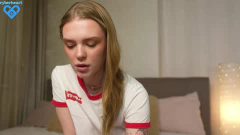 Snapshot of cyberheart_ chatting on 02-07-25, 05:18 EMILY online show from 02-07-25, 05:18