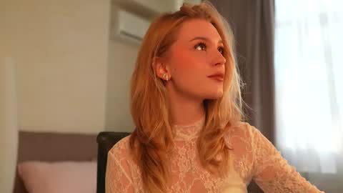 Snapshot of cyberheart_ chatting on 09-28-25, 01:16 EMILY online show from 09-28-25, 01:16