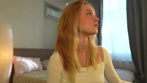 Snapshot of cyberheart_ chatting on 10-08-25, 12:25 EMILY online show from 10-08-25, 12:25