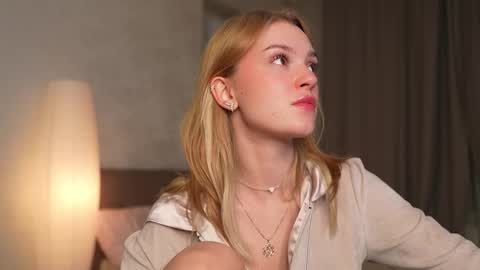 Snapshot of cyberheart_ chatting on 10-12-25, 06:29 EMILY online show from 10-12-25, 06:29