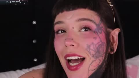 Snapshot of daarlene chatting on 02-08-25, 01:43 Darlene online show from 02-08-25, 01:43