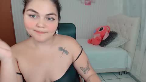 Snapshot of daeneryslove_doll chatting on 10-04-25, 06:00 daeneryslove_doll online show from 10-04-25, 06:00