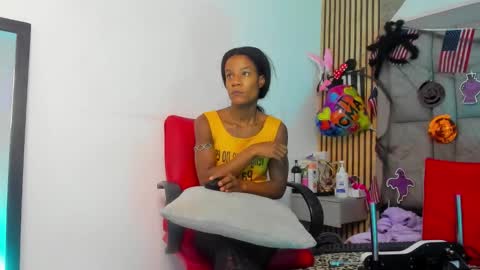 Snapshot of daffnelewis chatting on 10-23-25, 11:31 daffnelewis online show from 10-23-25, 11:31