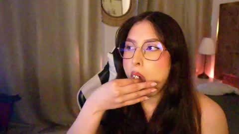 Lauren            online show from 04-25-26, 01:03