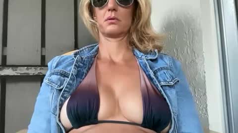 Snapshot of daisy9kat chatting on 02-11-26, 02:00 Daisy137 online show from 02-11-26, 02:00