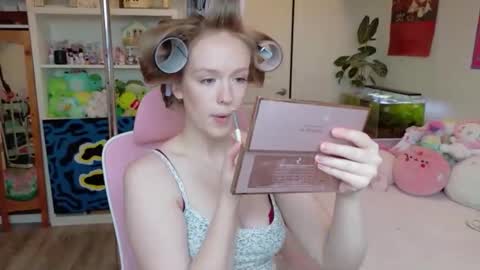 Snapshot of daisy_dollxo chatting on 05-13-26, 09:44 Daisy online show from 05-13-26, 09:44