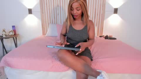 Snapshot of dakhota__35 chatting on 05-04-26, 12:01 Dakhota online show from 05-04-26, 12:01