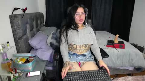 Snapshot of dakotatto chatting on 05-26-26, 04:25 dakotatto online show from 05-26-26, 04:25