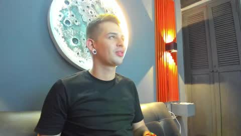 Snapshot of damian__oliver chatting on 12-11-24, 01:05 Damian Oliver online show from 12-11-24, 01:05