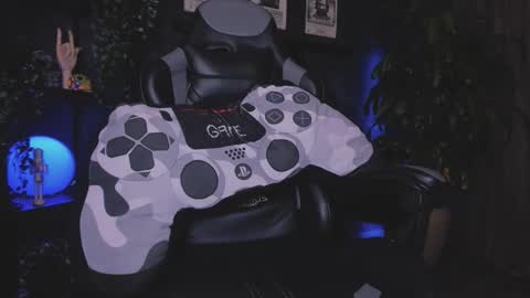 Snapshot of damiancox chatting on 12-17-25, 12:38 Daamiancox online show from 12-17-25, 12:38