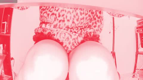 Snapshot of dammmtry chatting on 05-05-26, 12:24 Sophie online show from 05-05-26, 12:24