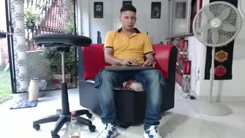 Snapshot of damyan_2003 chatting on 12-02-24, 09:06 damyan_2003 online show from 12-02-24, 09:06