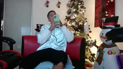 Snapshot of damyan_2003 chatting on 12-06-24, 12:49 damyan_2003 online show from 12-06-24, 12:49