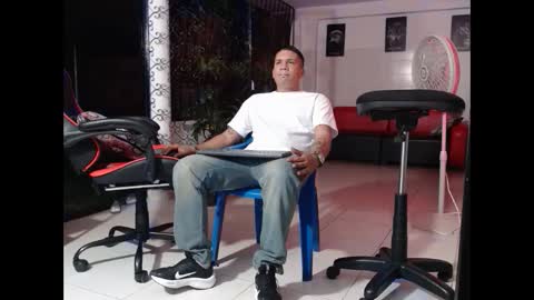 Snapshot of damyan_2003 chatting on 01-10-25, 12:49 damyan_2003 online show from 01-10-25, 12:49