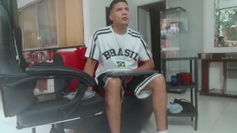 Snapshot of damyan_2003 chatting on 11-16-25, 02:33 damyan_2003 online show from 11-16-25, 02:33