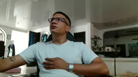 Snapshot of damyan_2003 chatting on 03-09-26, 01:48 damyan_2003 online show from 03-09-26, 01:48